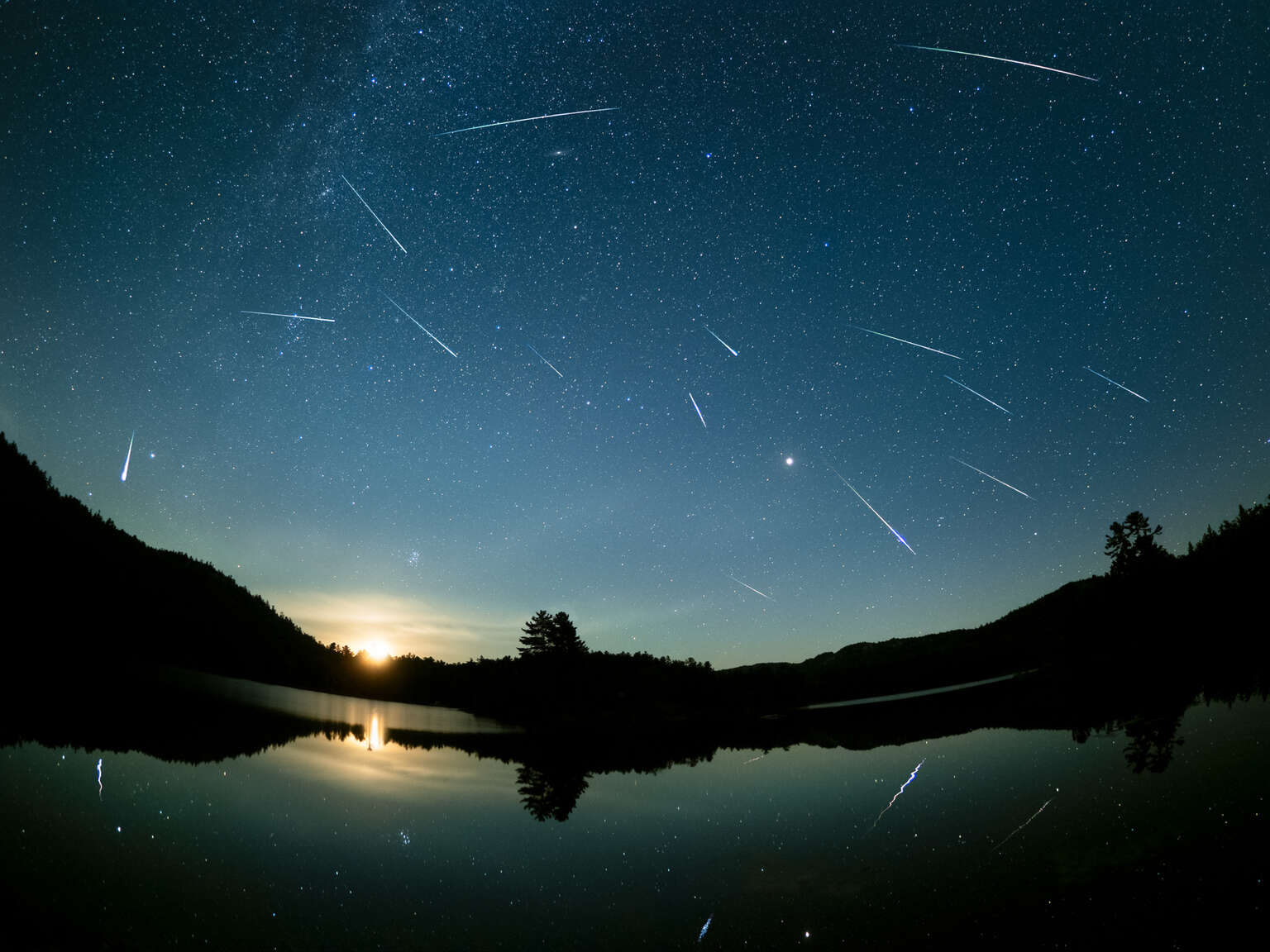 Meteor Zoom Capturing Meteor Showers | OM SYSTEM